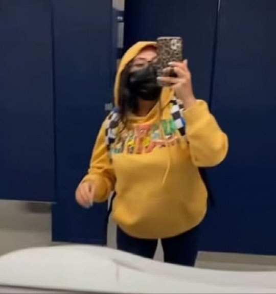 13살 딸로 위장한 뒤 인증 사진을 찍는 가르시아.   유튜브 영상 캡처